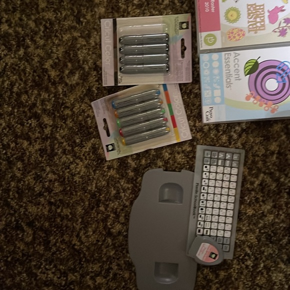 Cricut jukebox and 8 cricut cartridges - Picture 7 of 7